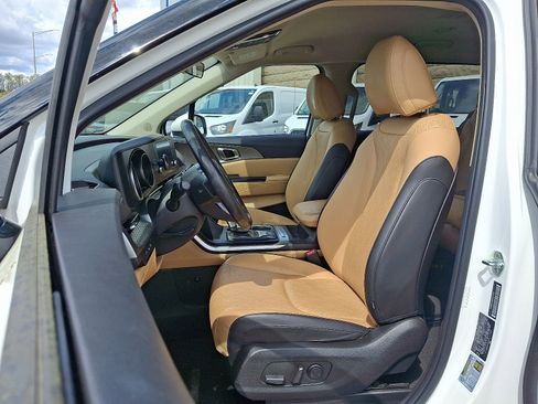 Used 2023 Kia Carnival LX FWD image 13
