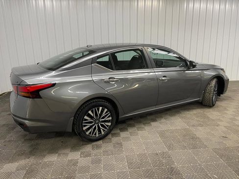 Used 2024 Nissan Altima 2.5 SV image 3