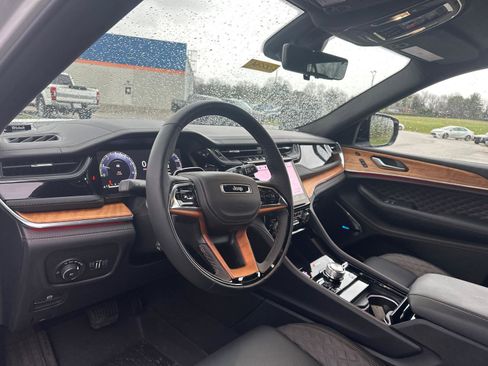 Used 2025 Jeep Grand Cherokee Summit image 7