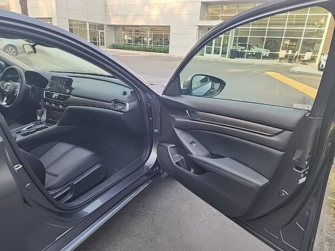Used 2018 Honda Accord EX image 19