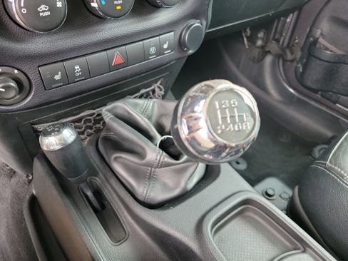 Used 2016 Jeep Wrangler Unlimited Sahara image 10