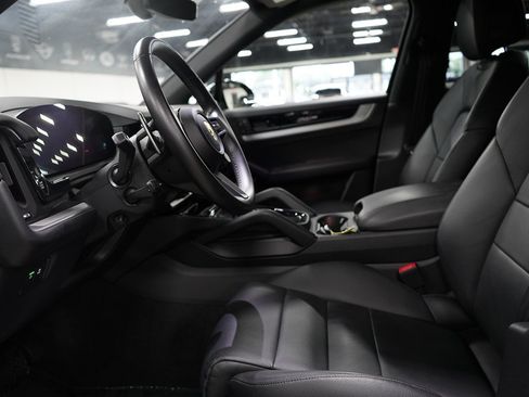 Used 2024 Porsche Cayenne AWD/4WD image 10