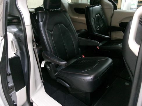 Used 2017 Chrysler Pacifica Touring-L image 23