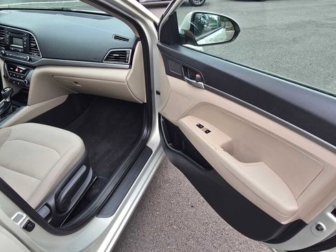 Used 2017 Hyundai Elantra SE image 12