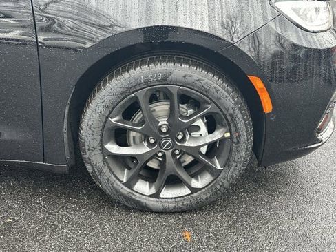 New 2026 Chrysler Pacifica Limited image 13