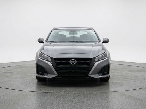 Used 2025 Nissan Altima 2.5 SV FWD image 2