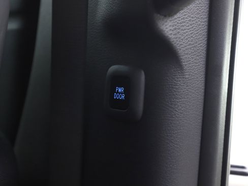 Used 2022 Toyota Sienna XLE FWD image 17