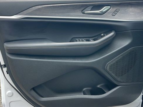 New 2025 Jeep Grand Cherokee Limited w/ Black Appearance Package image 16