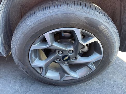 Used 2025 Chevrolet Trax LT FWD image 3