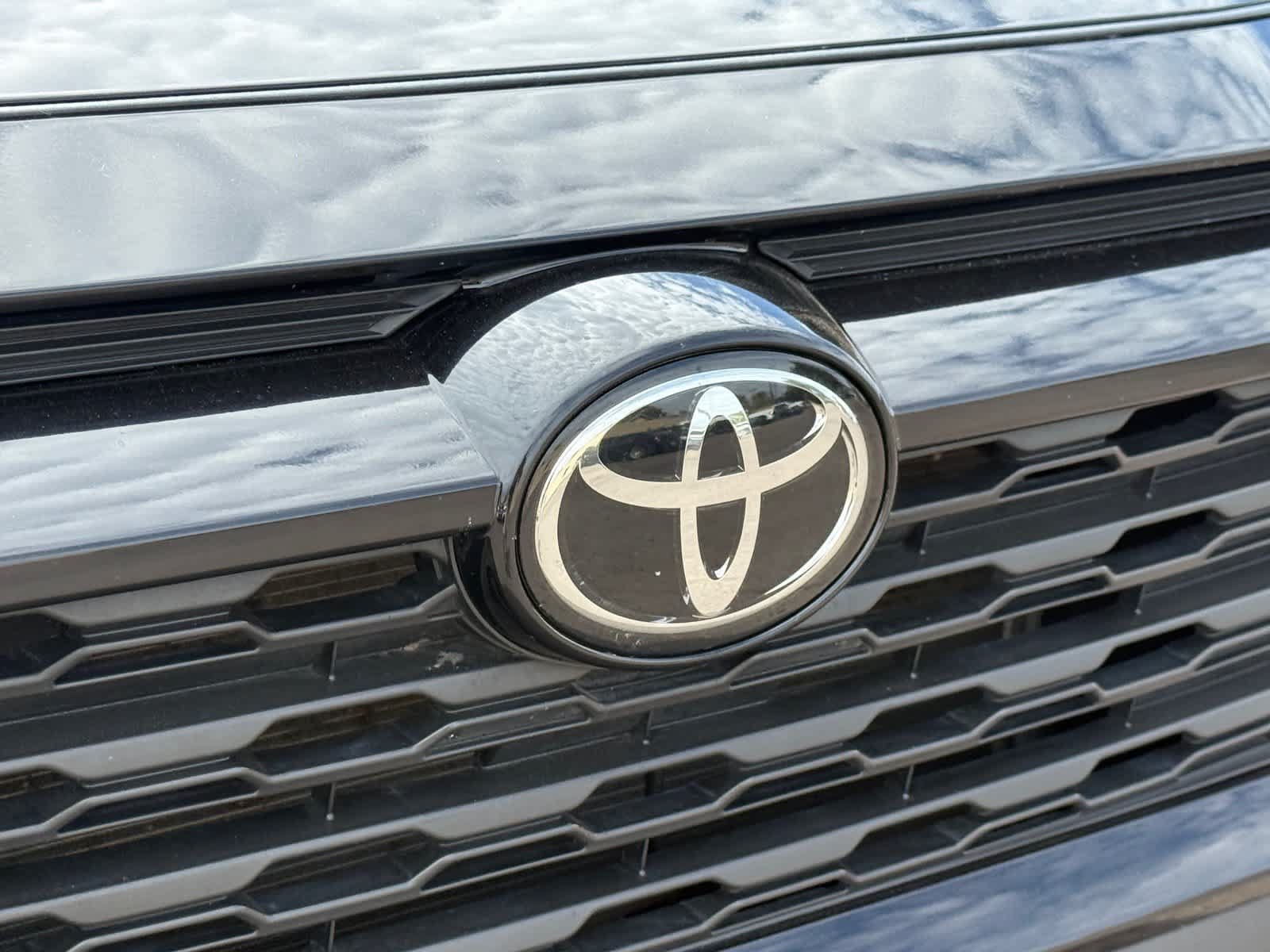 Used 2025 Toyota RAV4 XLE FWD image 32