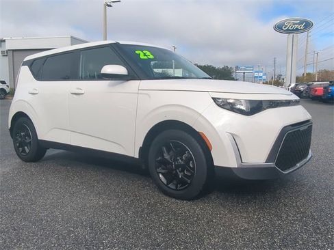 Used 2023 Kia Soul LX w/ LX Technology Package image 2
