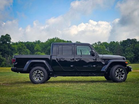 New 2026 Jeep Gladiator Sport AWD/4WD image 2