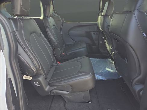 New 2026 Chrysler Pacifica Select image 32
