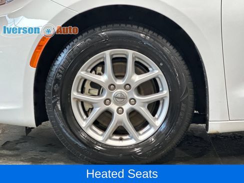 Used 2022 Chrysler Pacifica Touring-L FWD image 11