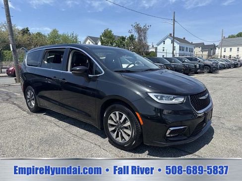 Used 2023 Chrysler Pacifica Touring-L FWD image 2