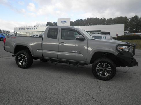 Used 2018 Toyota Tacoma TRD Sport image 8