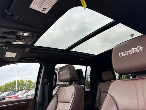 Certified 2025 Chevrolet Suburban High Country AWD/4WD image 16