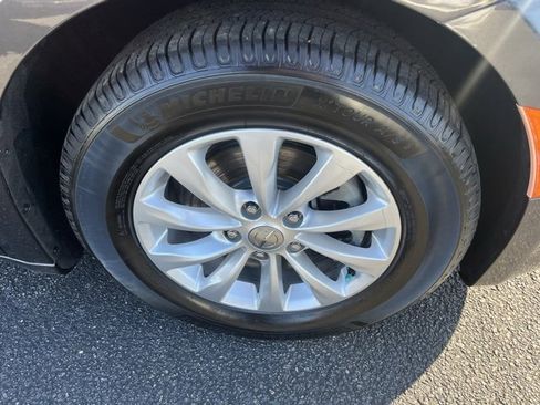 Used 2017 Chrysler Pacifica Touring-L image 32