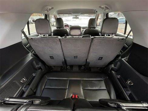 Used 2022 Ford Explorer XLT w/ Equipment Group 202A image 34