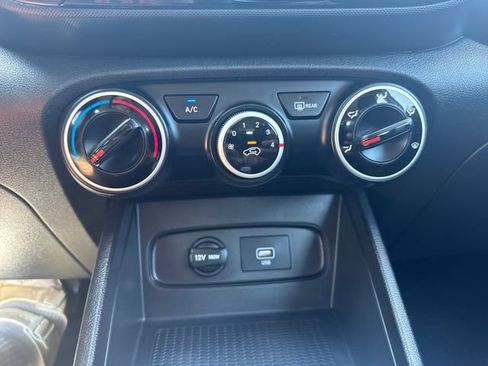 Used 2021 Hyundai Venue SE FWD image 22