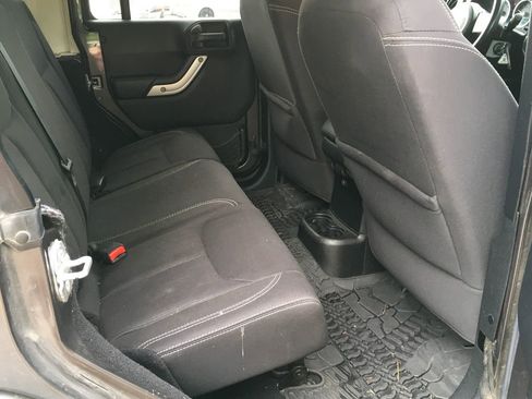 Used 2014 Jeep Wrangler Unlimited Rubicon w/ Connectivity Group AWD/4WD image 8