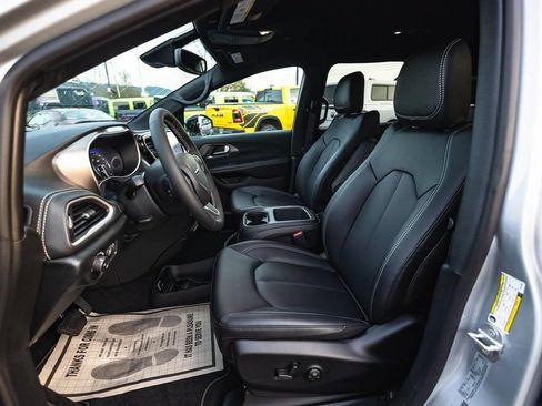 New 2026 Chrysler Pacifica Select FWD image 19