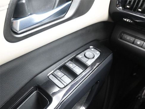 Used 2022 Nissan Pathfinder SV image 17