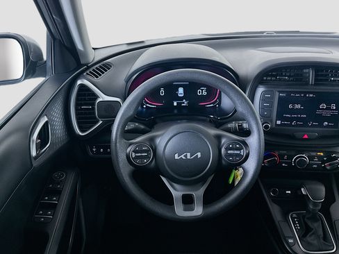 Used 2025 Kia Soul LX w/ LX Technology Package FWD image 18