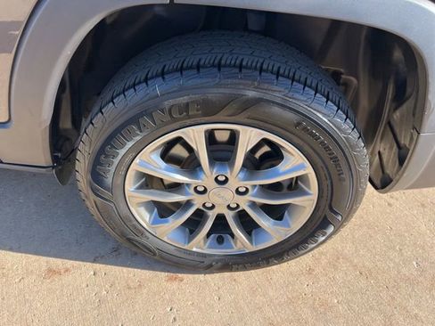 Used 2019 Jeep Cherokee Latitude Plus w/ Cold Weather Group image 35