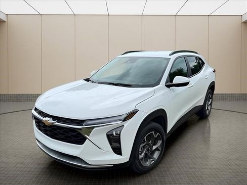 Used 2025 Chevrolet Trax LT w/ Driver Confidence Package FWD image 2