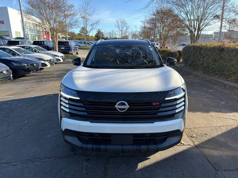 Certified 2025 Nissan Kicks SR image 2