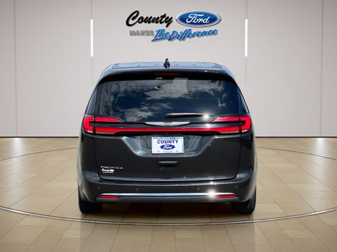 Used 2023 Chrysler Pacifica Touring-L FWD image 11