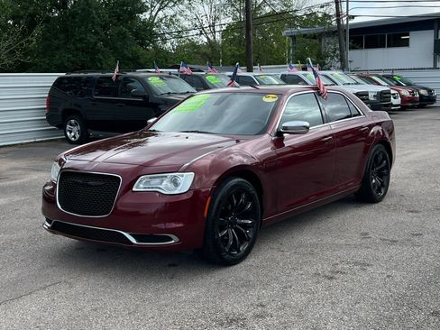 Used 2018 Chrysler 300 Touring w/ Chrome Appearance Package image 2