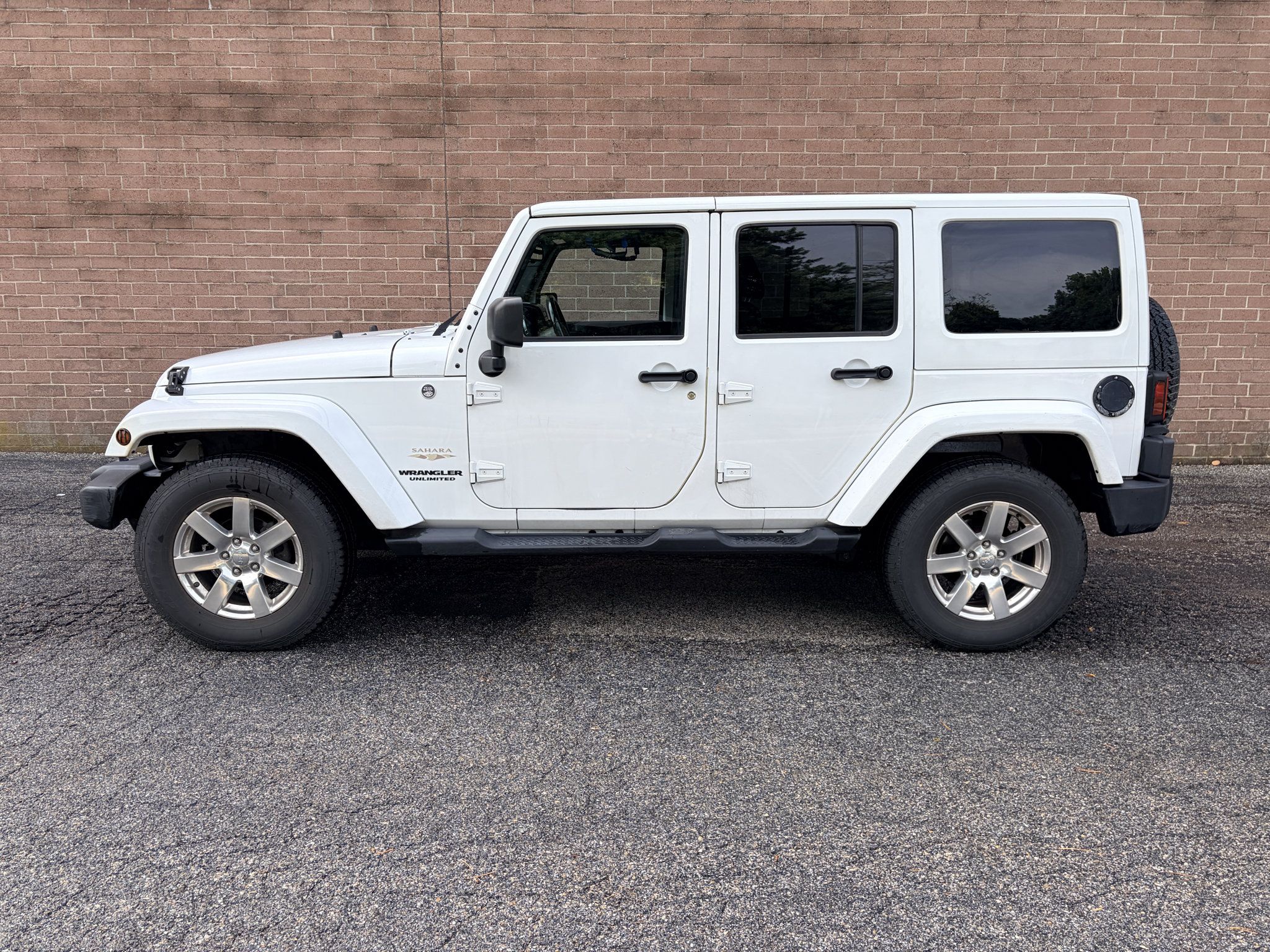 Used 2013 Jeep Wrangler Unlimited Sahara w/ Connectivity Group AWD/4WD image 2