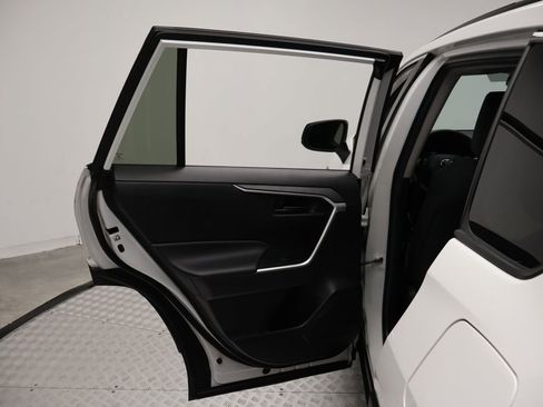 Used 2020 Toyota RAV4 LE FWD image 21