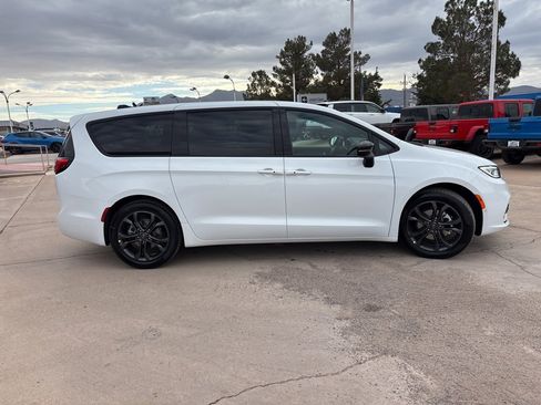 New 2026 Chrysler Pacifica Select image 4