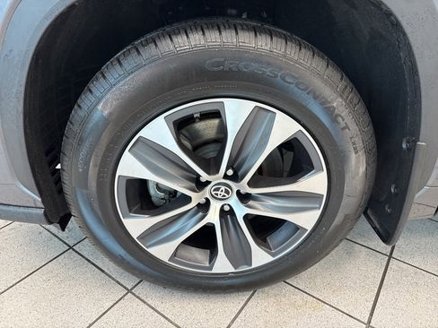 Used 2024 Toyota Highlander XLE image 4