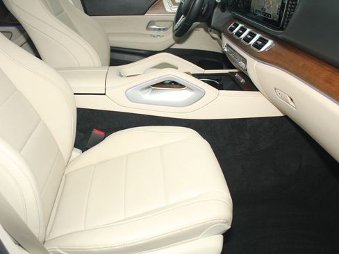 Used 2023 Mercedes-Benz GLE 350 4MATIC w/ AMG Line Exterior image 3