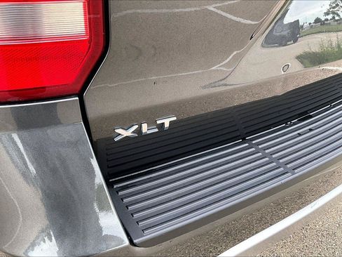 Used 2019 Ford Expedition XLT w/ Equipment Group 202A AWD/4WD image 9