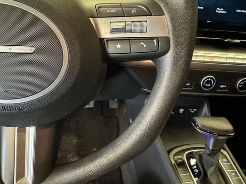 Used 2024 Hyundai Kona SE FWD image 11