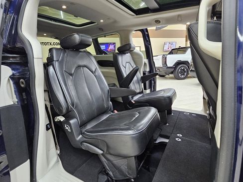 Used 2017 Chrysler Pacifica Limited FWD image 24