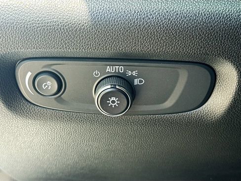 Used 2023 Chevrolet Traverse RS FWD image 11