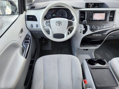 Used 2013 Toyota Sienna LE image 11