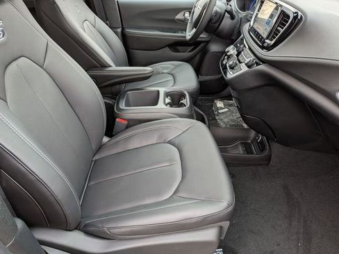 New 2026 Chrysler Pacifica Select w/ S Appearance Package image 28