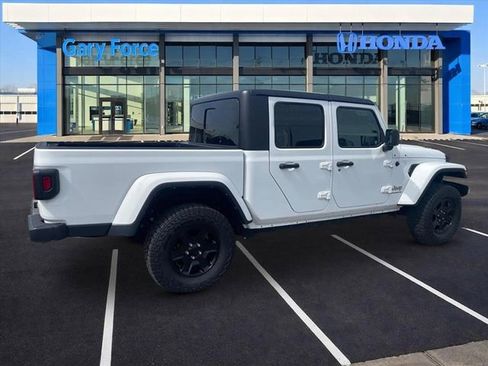 Used 2023 Jeep Gladiator Overland image 2