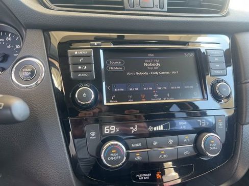 Used 2018 Nissan Rogue SV AWD/4WD image 16