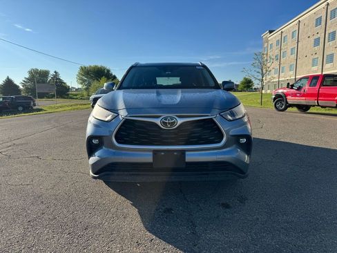 Used 2021 Toyota Highlander XLE AWD/4WD image 12