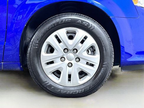 Used 2019 Dodge Grand Caravan SE w/ UConnect Hands-Free Group image 37