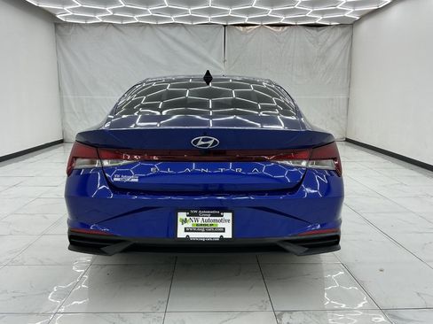 Used 2023 Hyundai Elantra SEL w/ Convenience Package FWD image 10