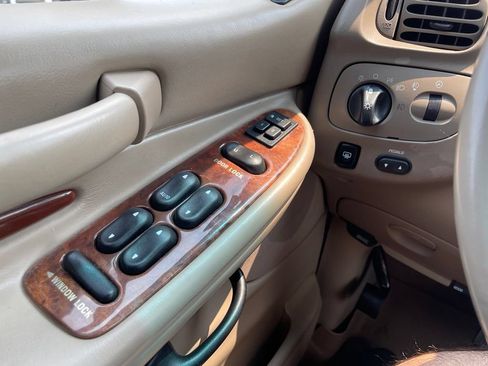 Used 2001 Lincoln Navigator 4WD image 11